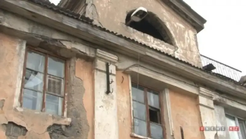 В жилом доме Темиртау рухнула плита перекрытия