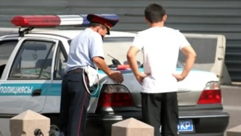 В Астане полицейские в районе вокзала задержали около 90 проституток