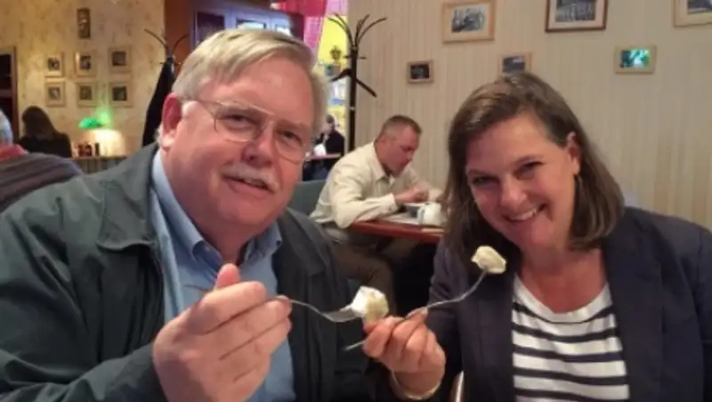 Нуланд пообедала в Москве пельменями со сметаной