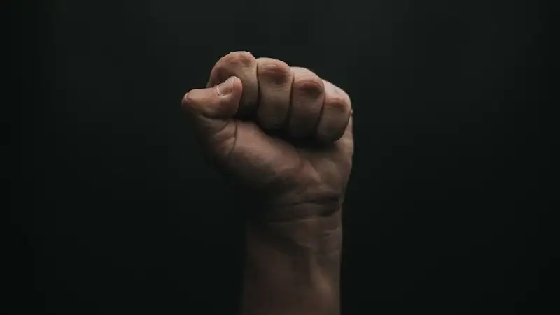 Драка перед рестораном попала на видео в Атырау