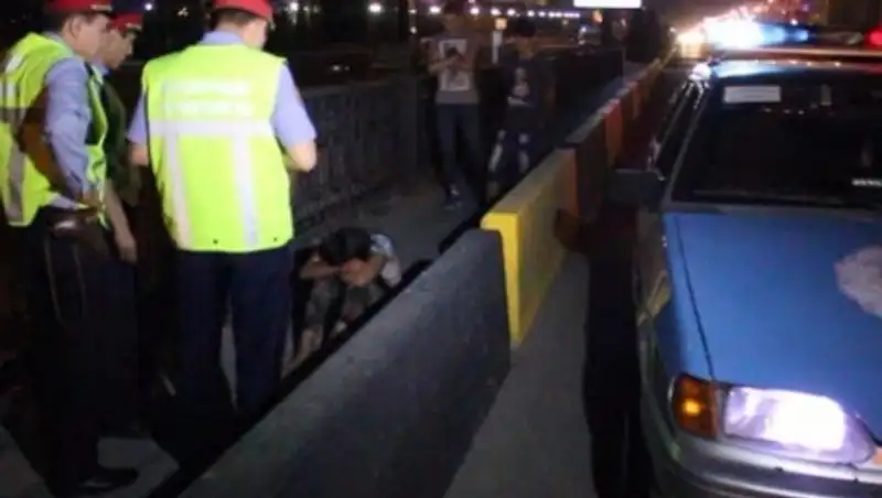 Полицейские предотвратили самоубийство девушки в Шымкенте