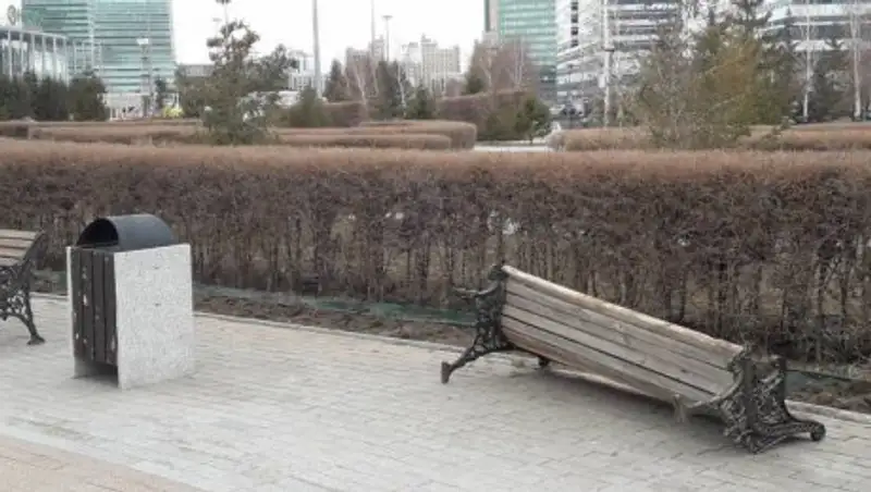 Кто повредил скамейки у "Байтерека", выяснили в полиции