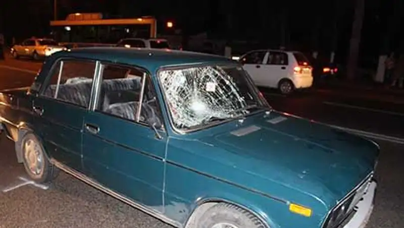 Мужчина погиб под колесами "шестерки" в Алматы