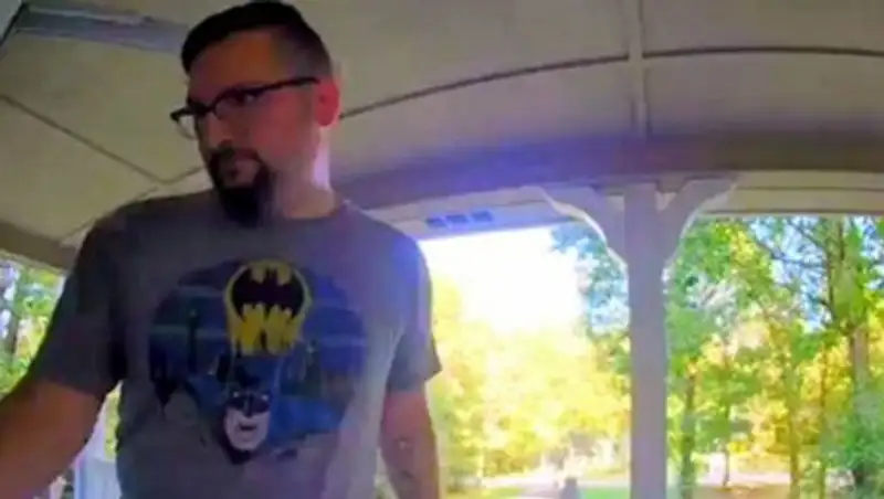 Умный дверной звонок не пустил хозяина в дом, приняв его за Бэтмена