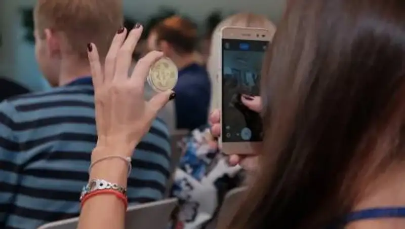 Стоимость биткоина впервые с апреля превысила отметку в 60 тыс. долларов