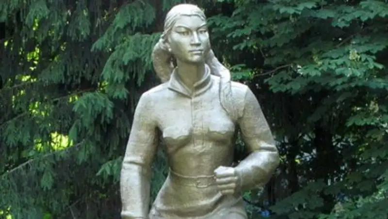 Выявлены новые подробности осквернения памятника Маншук Маметовой в Псковской области