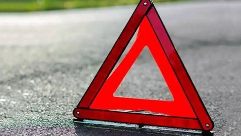 В Павлодаре машина вылетела на тротуар и врезалась в дом