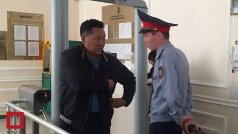 Отец Ерасыла Аубакирова принимает участие в судебном процессе