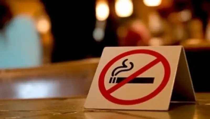 В Таджикистане запретили курить в общественных местах