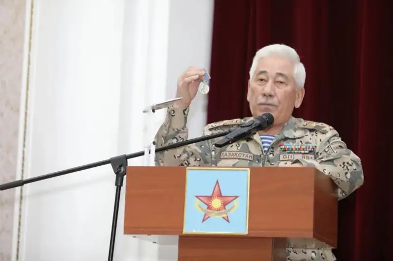 В Семее посмертно наградили героя-пограничника