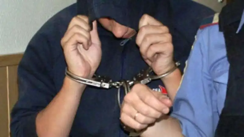 В ЮКО 21-летний грабитель напал на полицейского во время задержания