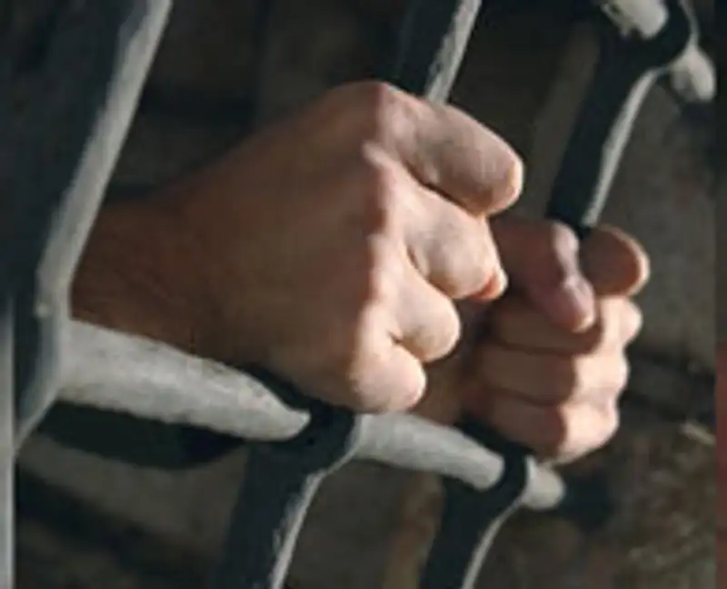 В Атырауской области начальник колонии сам сел в тюрьму на 7 лет за взяточничество, фото - Новости Zakon.kz от 07.09.2012 17:18