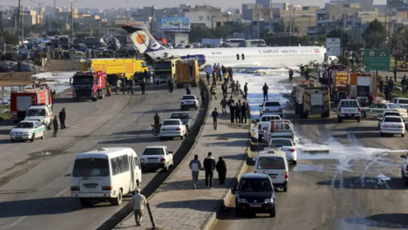 В Иране пассажирский самолет выкатился на улицу
