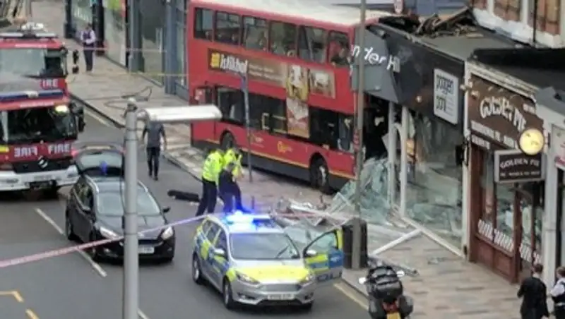 Автобус протаранил остановку в Лондоне: 20 раненых