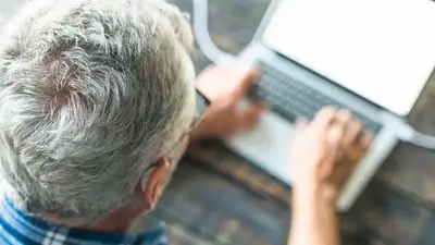 возрастной мужчина за ноутбуком, фото - Новости Zakon.kz от 11.09.2023 06:42