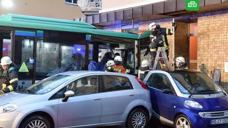 В Германии автобус со школьниками врезался в стену жилого дома