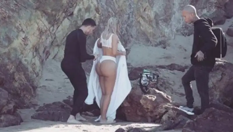 Кардашьян показала макияж ягодиц