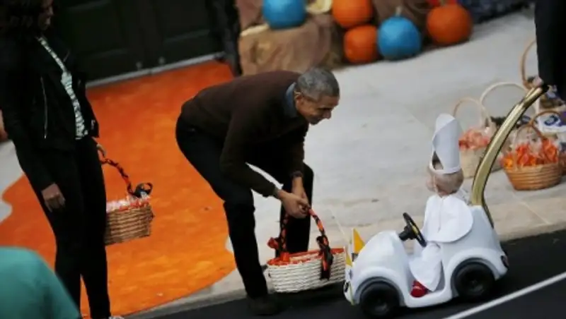 Обаму в Хэллоуин посетили "понтифик" и несколько "первых леди"