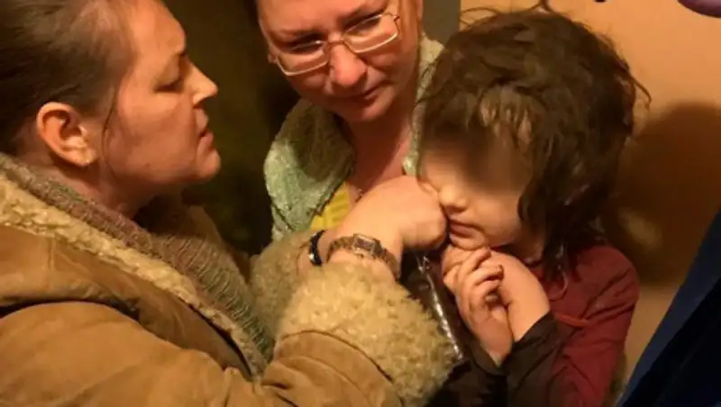 Как спасали ребенка-маугли из заваленной мусором квартиры