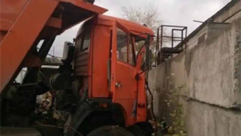 На юге Казахстана пьяный сторож въехал в стену