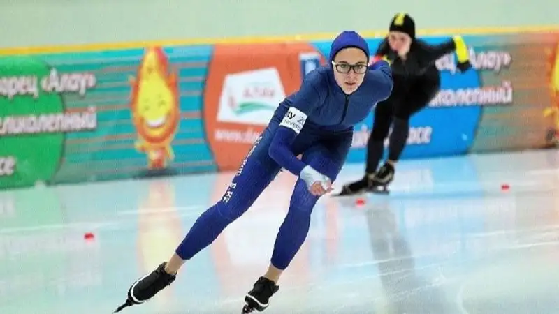 Алина Дауранова завоевала "золото" на юниорском этапе Кубка мира по конькобежному спорту