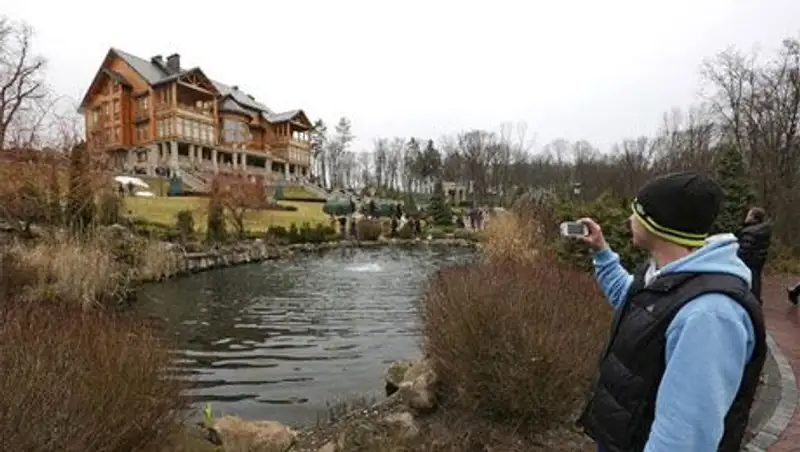 Рядом с резиденцией Януковича на дне озера нашли 200 мешков с документами  