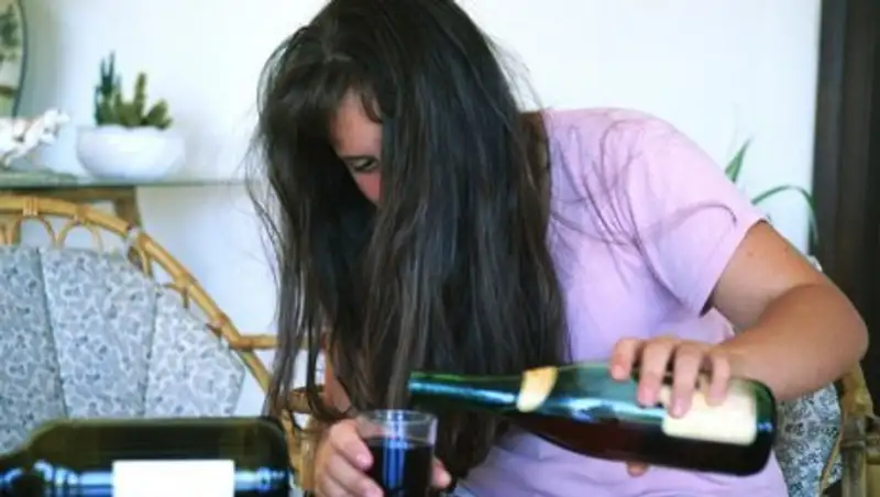 Количество женщин, страдающих от алкоголизма, достигло критической отметки в РК