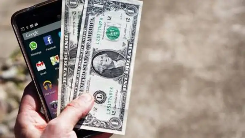 Назван "срок жизни" COVID-19 на купюрах и экранах смартфонов