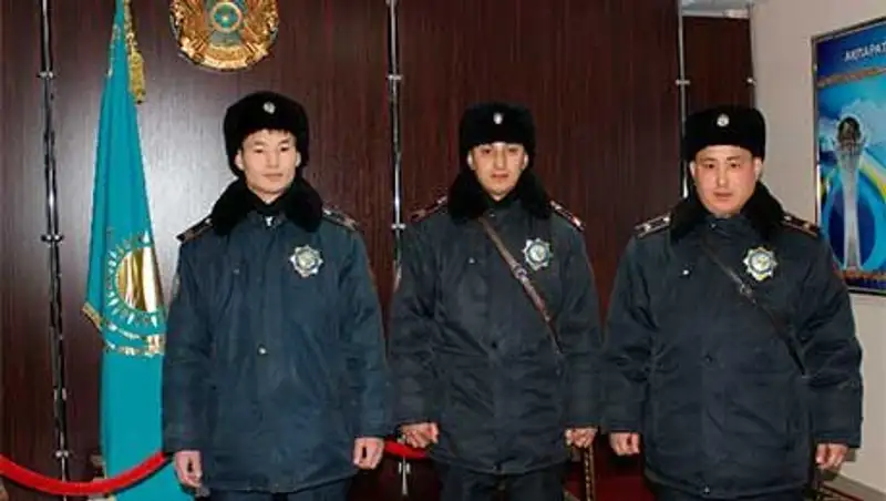 В Костанае полицейские спасли женщину из горевшего дома