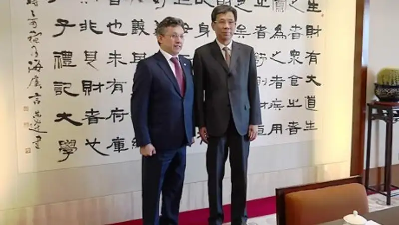 Министр финансов Казахстана встретился со своим коллегой в Пекине