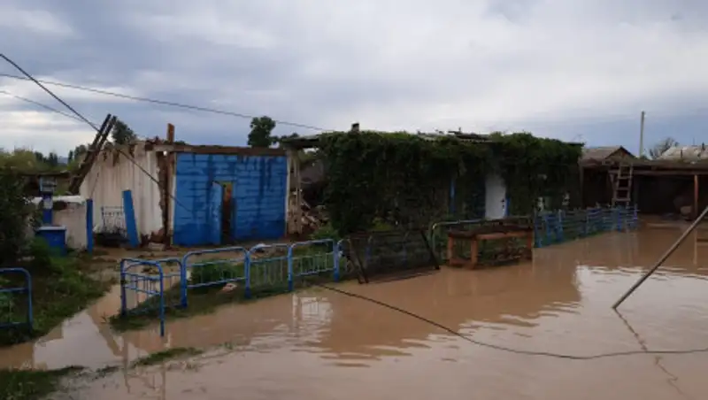 Сильный дождь подтопил дома в ВКО
