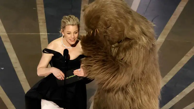 актриса Элизабет Бэнкс на сцену Oscar вышла с медведем, фото - Новости Zakon.kz от 13.03.2023 18:05