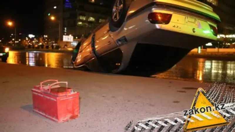 На проспекте аль-Фараби в Алматы перевернулся BMW