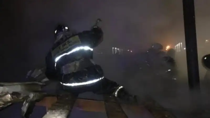 Крупный пожар произошел в Семее. Горели гаражи