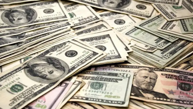 Курс доллар немного прибавил на торгах