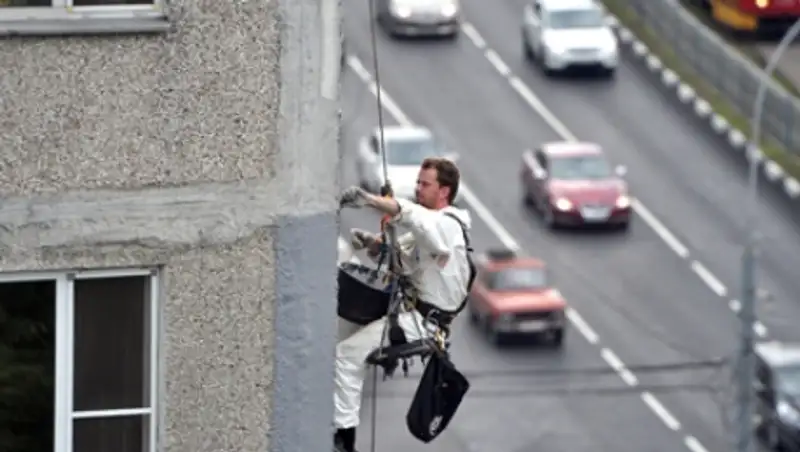 Пьяный житель Уфы перерезал страховочный трос промышленному альпинисту