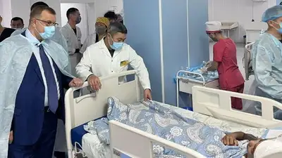Детей, пострадавших в ДТП в Актюбинской области осмотрел вице-министр здравоохранения 
