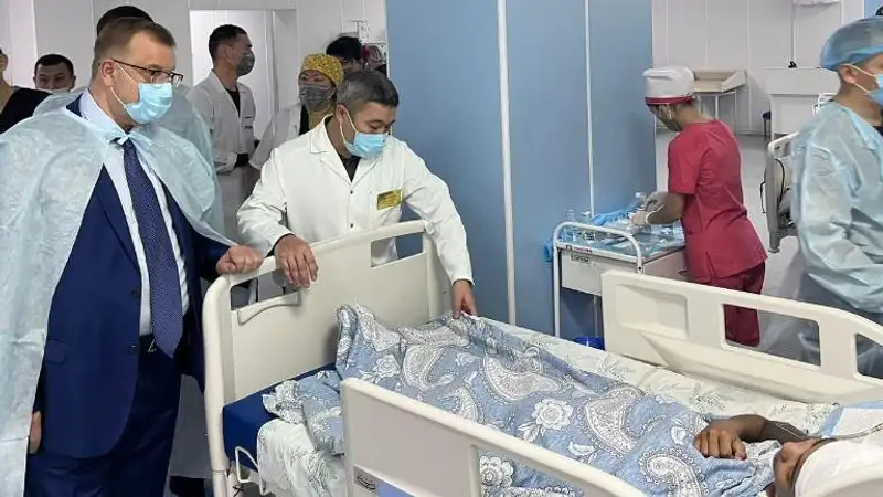 Детей, пострадавших в ДТП в Актюбинской области, осмотрел вице-министр здравоохранения