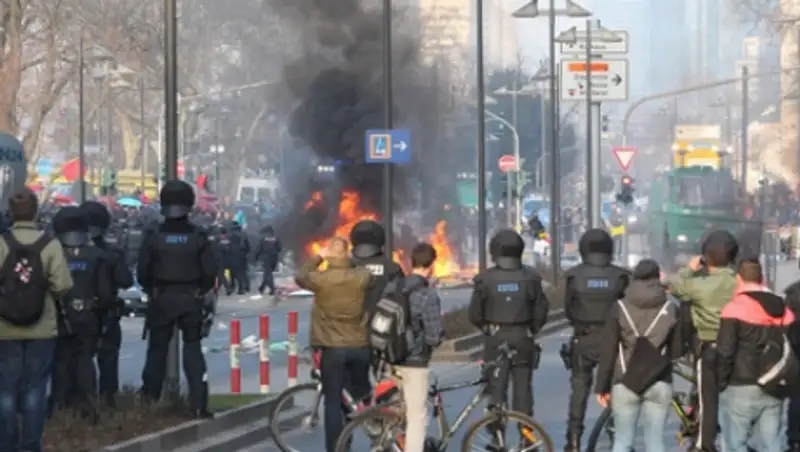 Более 70 полицейских ранены во время протестов у штаб-квартиры ЕЦБ
