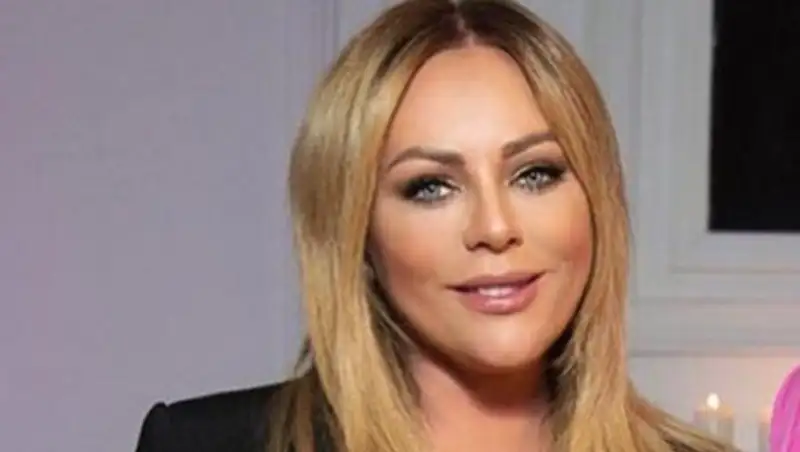 Певицу Юлию Началову подключили к аппарату искусственной вентиляции легких