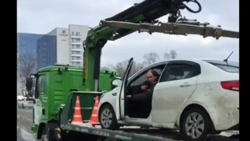 Дерзкий побег москвича с эвакуатора попал на видео