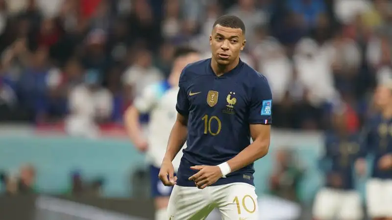 Мбаппе нокаутировал фаната перед полуфиналом ЧМ-2022 с Марокко