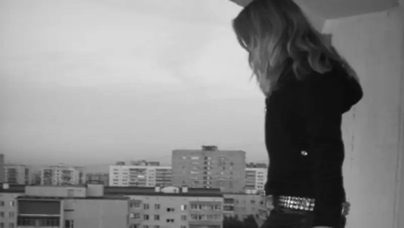 В Актау прыгнувшие с балкона женщина с дочкой убегали от полиции