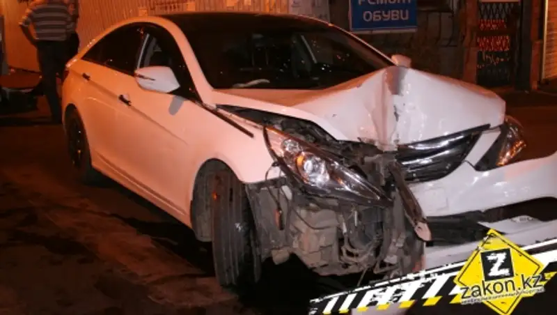 Заехал на рельсы и угодил в столб - ДТП в Алматы