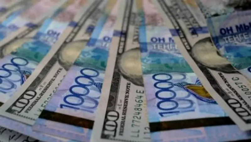 Российские эксперты заявили, что тенге может ослабнуть до 400 за доллар