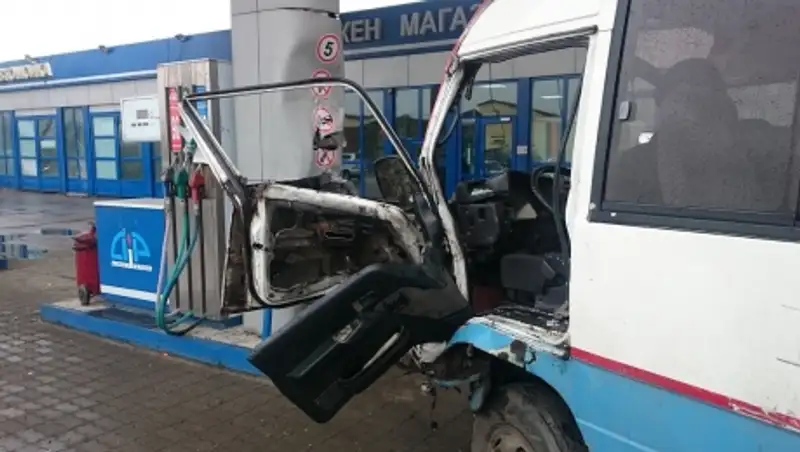 Автобус в Алматы врезался в АЗС; есть пострадавший