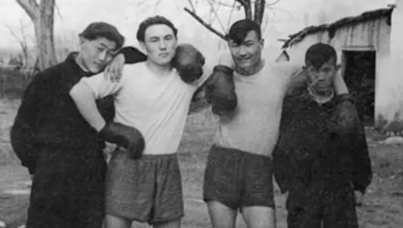 Опубликована фотография Назарбаева в боксерских перчатках