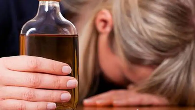 Видео с пьяной матерью, дающей малышу алкоголь, распространяют в Казнете