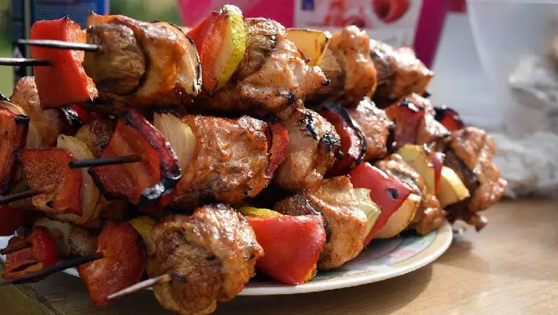 Шашлык полезнее всего готовить из курицы и рыбы – эксперт