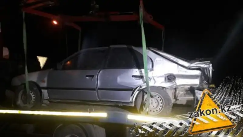 "Уступи дорогу": В Алматы Nissan выехал на перекресток и столкнулся с грузовиком